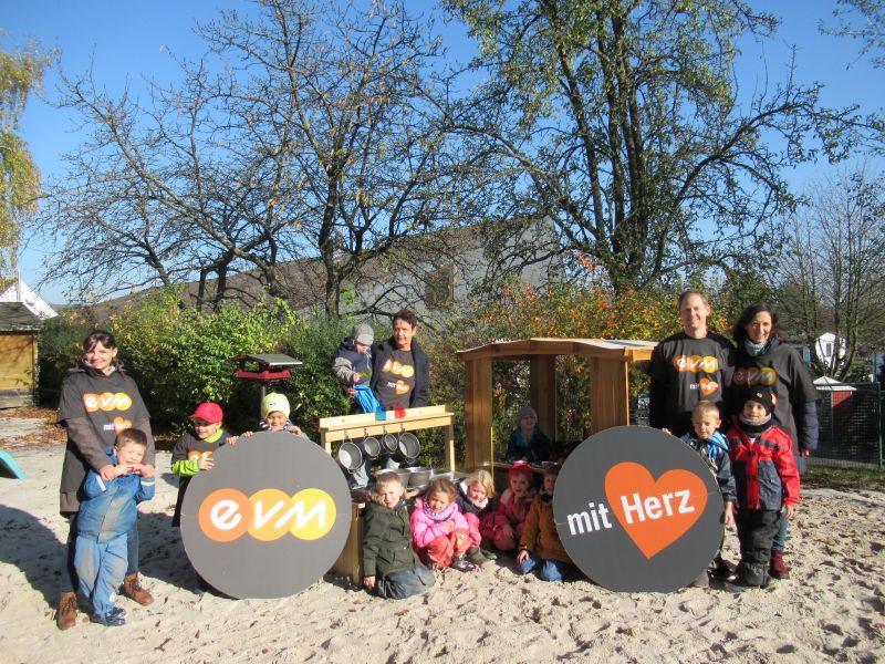 Die Kinder der integrativen Kindertagessttte St. Franziskus Wirges freuen sich ber ihre neue Spielkche und den Einsatz von Steffen Haberstock von der EVM-Gruppe. Foto: EVM.