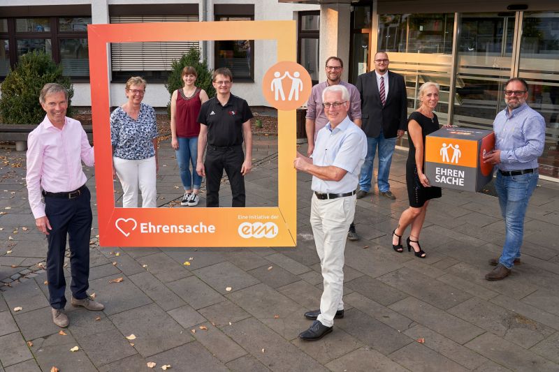 Norbert Rausch bergibt den Spendenbetrag zusammen mit dem Brgermeister Volker Mendel, an die Vereine. Zustzlich gab es noch neue evm-Sitzwrfel. Foto: evm/Ditscher