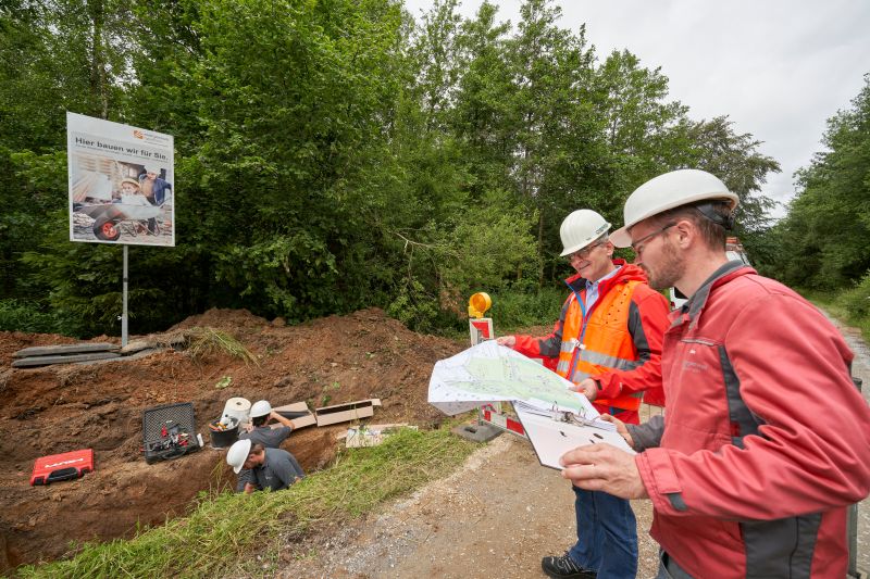 In Rennerod lie die evm-Gruppe neue 20.000-Volt-Kabel verlegen, um die Versorgungssicherheit zu gewhrleisten. Baubeauftragter Johannes Merten (rechts) bespricht Details mit Bereichsleiter Peter Wiacker. Foto: Sascha Ditscher/evm 