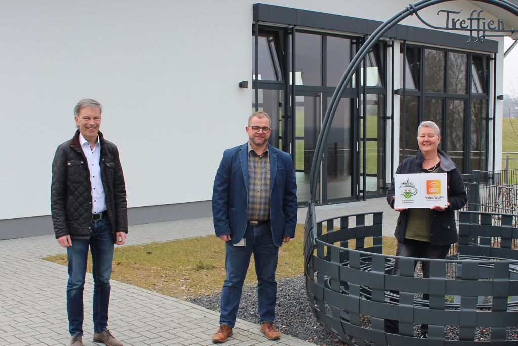 Ortsbrgermeisterin Carolin Bruns, Volker Weiand und evm-Kommunalbetreuer Norbert Rausch (links) trafen sich am Treffjen zur bergabe der Hinweistafel zum freien WLAN evm-connect. Foto: evm