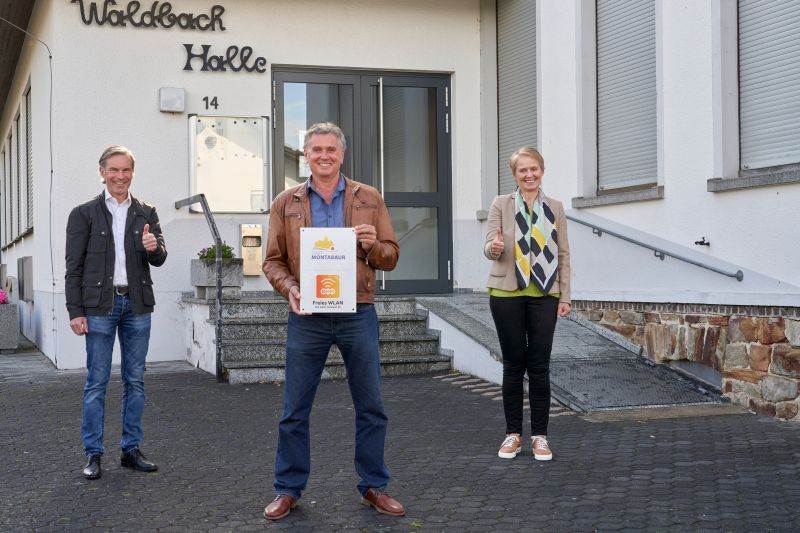 Freuen sich ber den neuen WLAN-Punkt: evm-Kommunalbetreuer Norbert Rausch, Joachim Gerlach, Ortvorsteher des Stadtteiles Eschelbach und Stadtbrgermeisterin Gabriele Wieland. Foto: evm/Ditscher