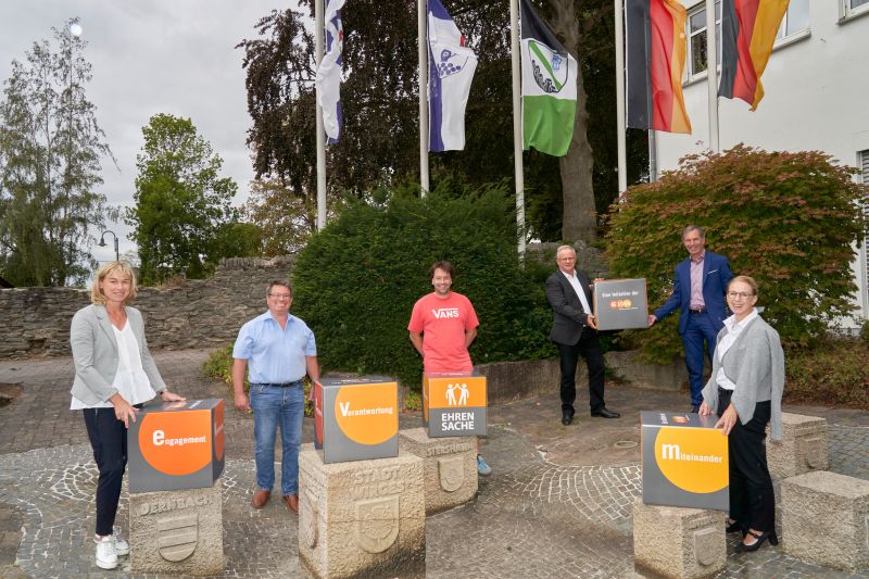 Norbert Rausch bergibt den Spendenbetrag zusammen mit Brgermeister Michael Ortseifen an die Vereine. Dazu gab es noch neue evm-Sitzwrfel. Foto: evm/Sascha Ditscher