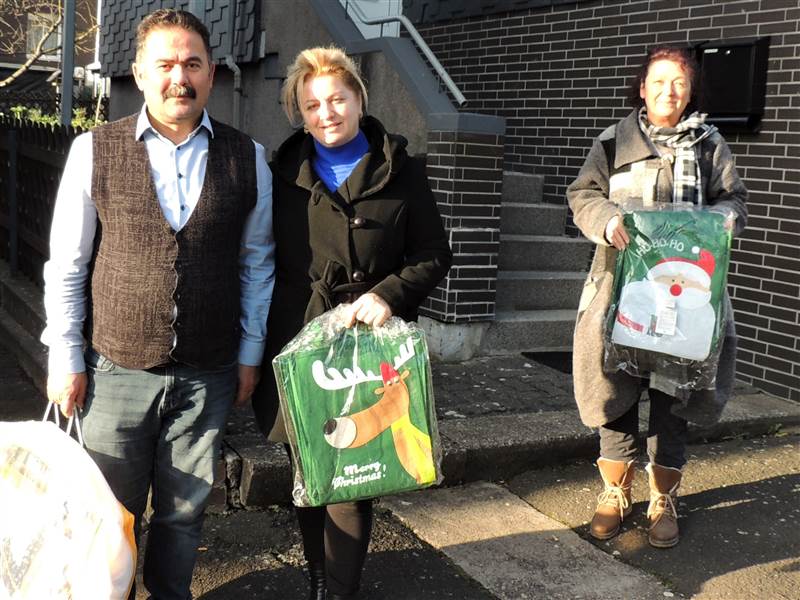 Ines Eutebach (rechts) vom Verein Ehrensache freut sich ber Geschenkbeutel und die Ankndigung einer Spende, berbracht vom Vorsitzenden des Integrationsrates, Ahmet cal, und seiner Frau. (Foto: Verein)
