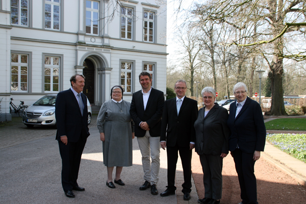 Von links: Schulleiter Lothar Josten, Sr. Maria Petra Linzenich, Geschftsfhrer Martin Minten, Geschftsfhrer Alfons Donat, Sr. Maria Anneliese Stelzmann und Sr. Andrea Maria Schfers. Foto: Privat