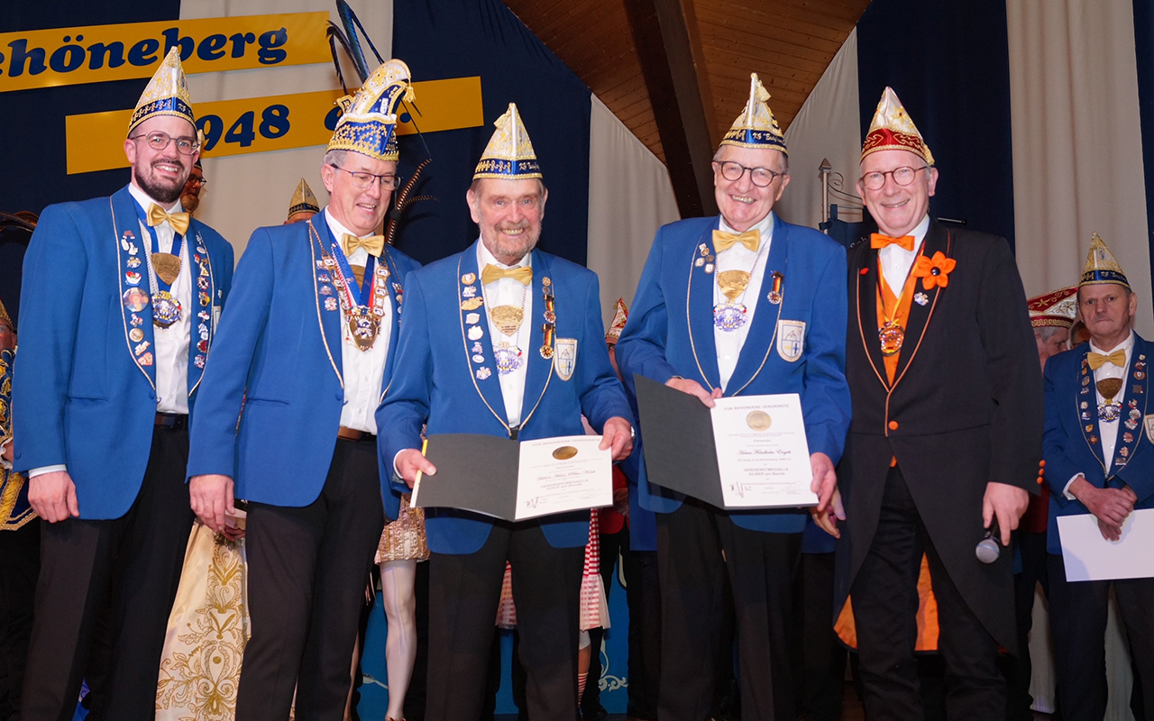 Der Karneval ist zurck im Asbacher Land. Darber freuten sich beim 75-jhrigen Jubilum der KG Ewig Jung Erster Vorsitzender Markus Pott, Prsident Rolf Hhn, Hans-Peter Koch, Friedhelm Engels und RKK-Bezirksvorsitzender Erwin Rddel.(Foto: KG Ewig-Jung)
