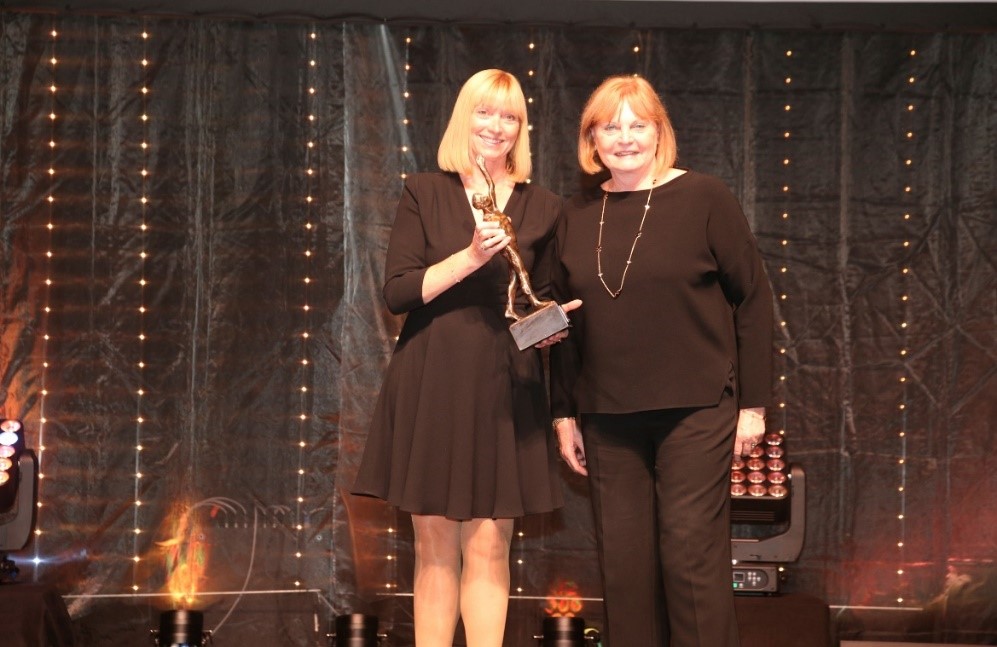 Vorstandsvorsitzende Susanne Szczesny-Oßing und Aufsichtsratsvorsitzende Angelika Szczesny-Kluge sind stolz auf die Auszeichnung. Fotos: EWM