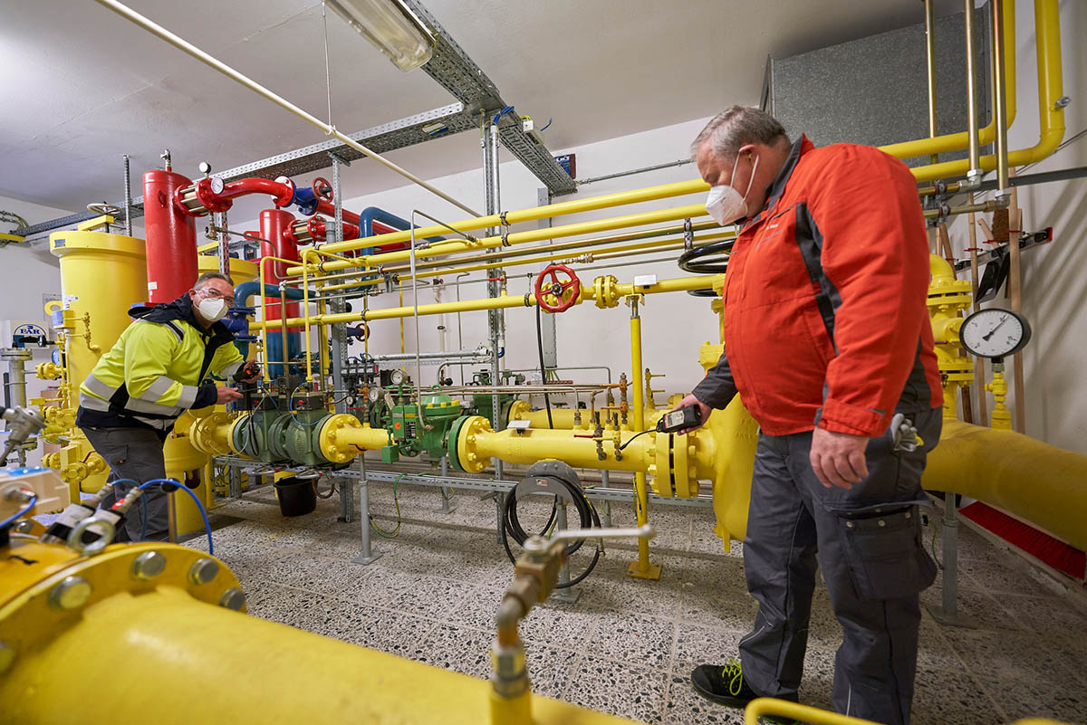 Holger Bux (links) und Rainer Hickl prfen die Anlage in Gromaischeid vorab, bevor die Umschaltung auf H-Gas vorgenommen wird. Fotos: Sascha Ditscher/evm