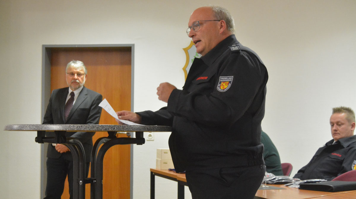 Helmut Stühn (links) und Wehrleiter Matthias Theis (2. von links) sprachen auf der Dienstveranstaltung im Rathaus Daaden. (Fotos: tt)