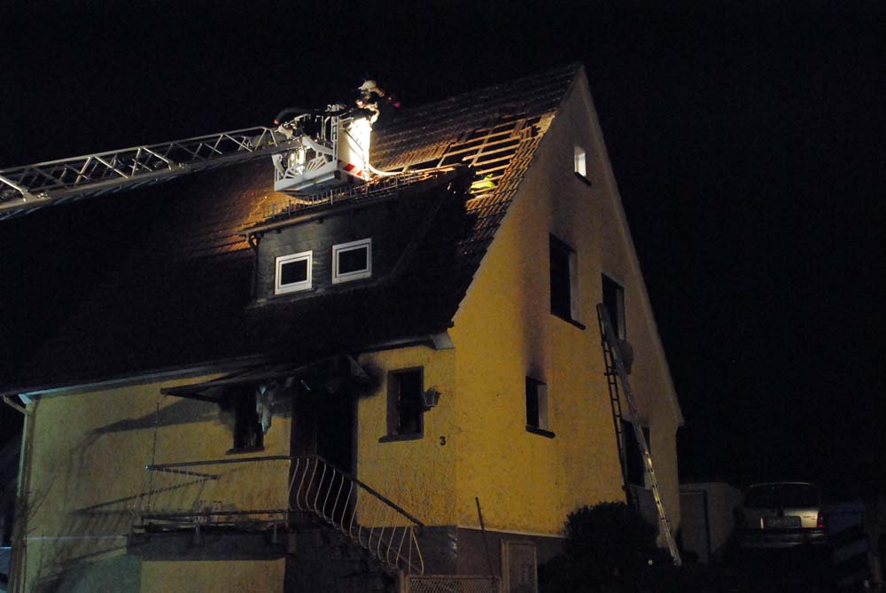 Der Brand griff auch auf das Obergeschoss und das Dach über. (Fotos: kkö)