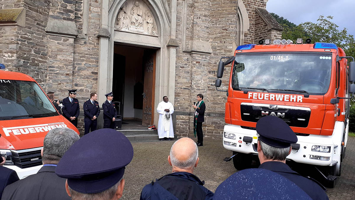 Fahrzeugeinsegnung. Fotos: Feuerwehr VG Bad Hnningen