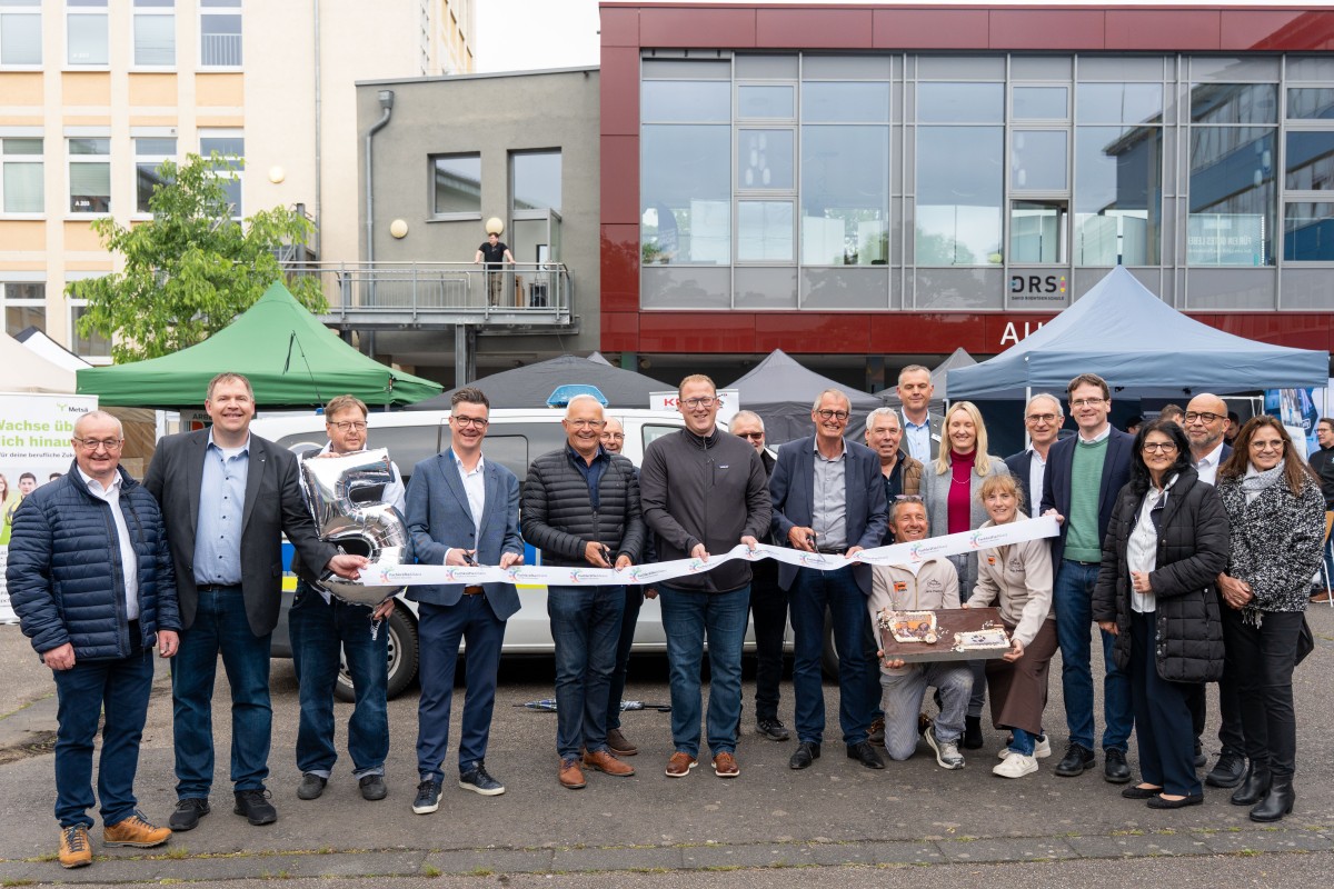 Abgebildet sind u.a.: Landrat Achim Hallerbach, B�rgermeister Peter Jung, 1. Kreisbeigeordnete Phillip Rasbach, Kreis-Wirtschaftsf�rderer Harald Schmillen, IHK-Regionalgesch�ftsf�hrerin Kristina Kutting und Stadtwirtschaftsf�rderin Alexandra R�nz. Foto: Martin Boden / Kreisverwaltung Neuwied