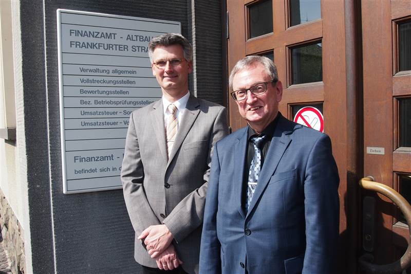 Mal wieder konnten Vorsteher Hans-Dieter Wirth (rechts) und Geschftsstellenleiter Andreas Wertgen Rekordzahlen vermelden. Doch das Finanzamt Altenkirchen-Hachenburg steht auch vor Herausforderungen. Foto: ddp

