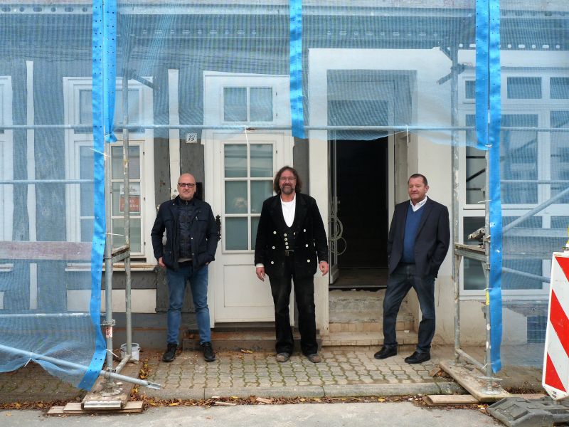 Sie arbeiten im Team an der Sanierung der beiden Fachwerkhuser im Steinweg, die das Stadtbild bereichern (von rechts): Bauherr Marc Schwickert, Zimmermann Thomas Becker und Architekt Werner Graf. Fotos: Stadt Montabaur