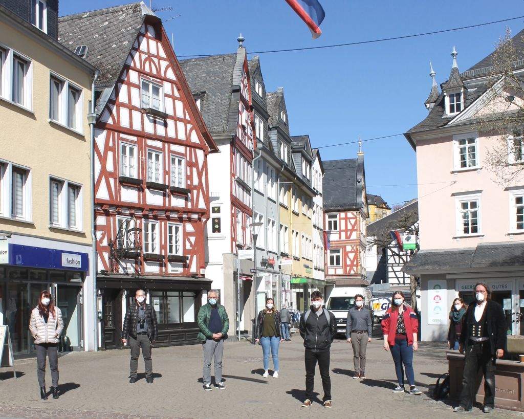 Im Rahmen des ersten Projekttreffens und fhrten Karin Maas, Leiterin der Tourist-Info, und Thomas Becker, Vertreter der Stadt Montabaur in der Arbeitsgemeinschaft Deutsche Fachwerkstdte, das Team des Landesprojektes KuLaDig durch die Altstadt und zeigten die schnsten Fachwerkhuser. Foto: VG Montabaur