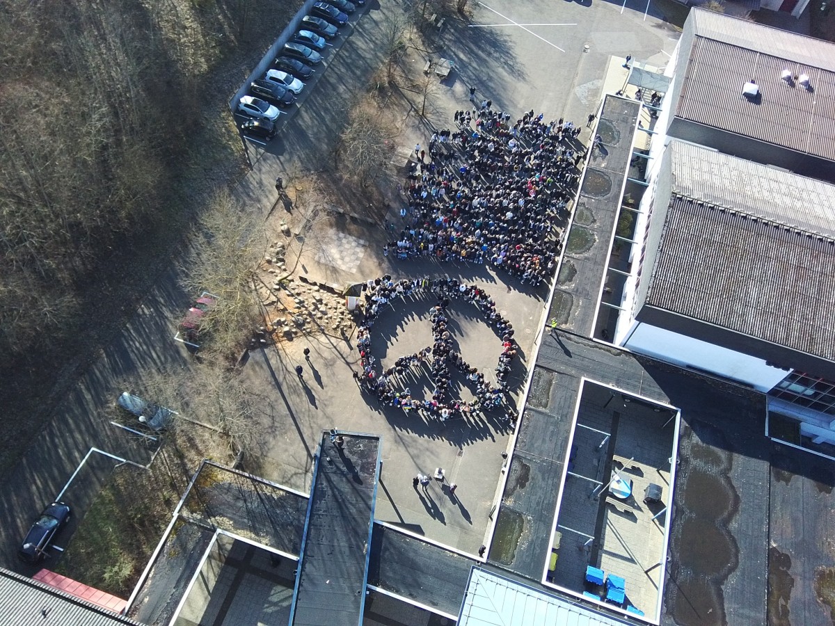 Rund 830 Schler bildeten ein beeindruckendes Symbol des Frieden auf dem Schulhof des Gymnasiums Betzdorf-Kirchen. (Foto: Schule)