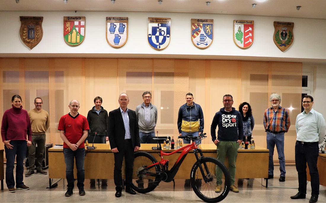 Die Mitglieder der Projektgruppe Wller Fahrradkongress sehen mit Brgermeister Thilo Becker im Rathaus in Hhr-Grenzhausen dem geplanten Projekt hoffnungsvoll entgegen. (Fotoquelle: Kreisgruppe Westerwald des Verkehrsclubs Deutschland)