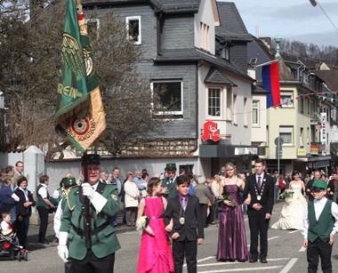 Eine Festumzug ohne Fahne ist in Wissen kaum vorstellbar. Fotos: Verein