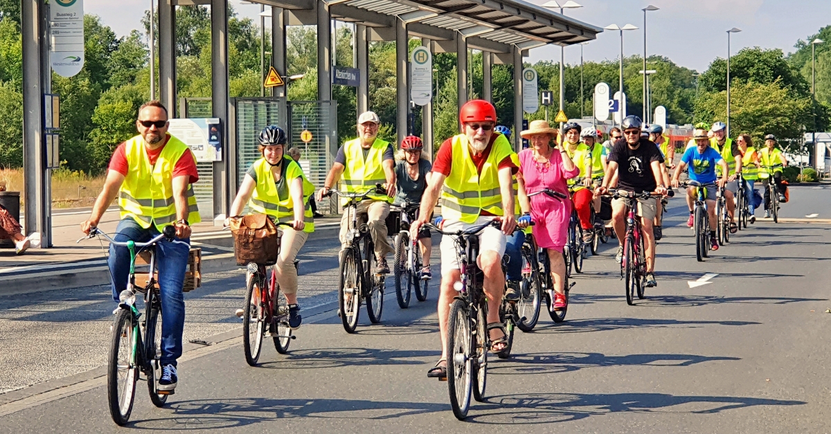 Geschlossen fuhren die 22 Radfahrer durch Altenkirchen. (Foto: Initiative gegen den Ausbau der B 414) 
