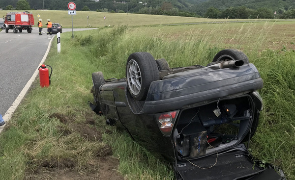 Das Fahrzeug auf der Kreisstrae K 58 landete auf dem Dach. (Foto: Feuerwehr Hamm)