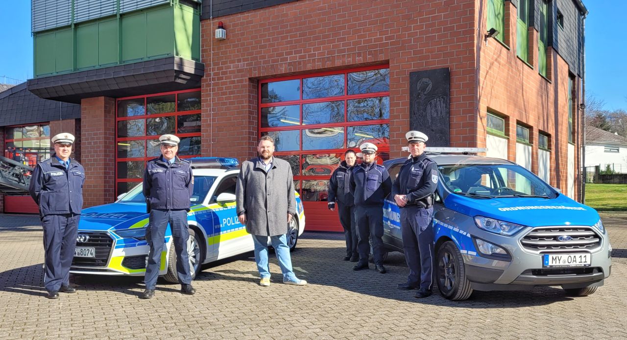 V.l.n.r.: Dienststellenleiter Jens Dommeck und Polizeihauptkommissar Sauter von der Polizeiinspektion Bendorf freuen sich mit Brgermeister Christoph Mohr sowie Jessica Schfer, Stefan Berres und Alex Coloseus vom Ordnungsamt ber das neue Einsatzfahrzeug. Foto: Stadt Bendorf