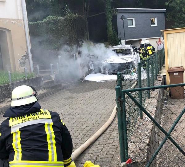 Bei Eintreffen der ersten Krfte stand das Fahrzeug in Herdorf bereits in Vollbrand. (Foto: Verbandsgemeinde-Feuerwehr Daaden-Herdorf)
