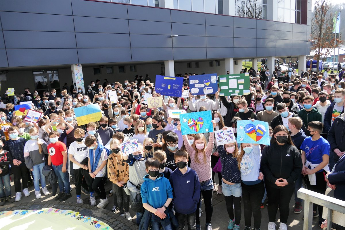 Schler und Lehrer der Integrierten Gesamtschule Betzdorf-Kirchen setzten auf dem Schulhof mit einer besonderen Aktion ein Zeichen fr Frieden in der Ukraine. (Fotos: ma)