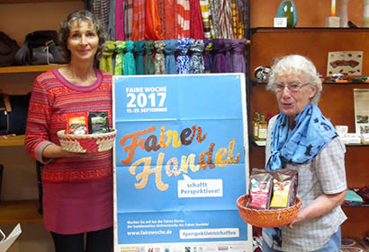 Silvia Schmegner (links) und Ursula Schssler; Mitarbeiterinnen im Weltladen, werben fr eine Untersttzung in der Fairen Woche und den Kauf der Tasche voller Perspektiven. Foto: Weltladen   