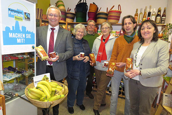 Von links: Achim Hallerbach, Umweltdezernent des Landkreises Neuwied, Renate Krckels und Rainer Kunze, Eine-Welt-Laden Neuwied, Maria Obermann, Kath. Frauengemeinschaft Neuwied, Torsten Klein, Pressesprecher Eirene, Priska Dreher, Projektleiterin Fairtrade-Kampagne Kreisverwaltung Neuwied. Foto: Kreisverwaltung