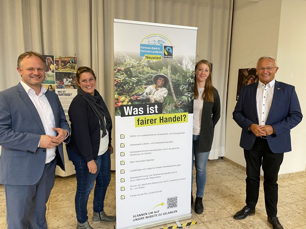Im Neuwieder Kreishaus informiert eine Ausstellung zu den Arbeitsschwerpunkten von Fairtrade. Oberbrgermeister Jan Einig (von links), Gabi Schfer, Alena Linke und Landrat Achim Hallerbach weihten sie ein.  