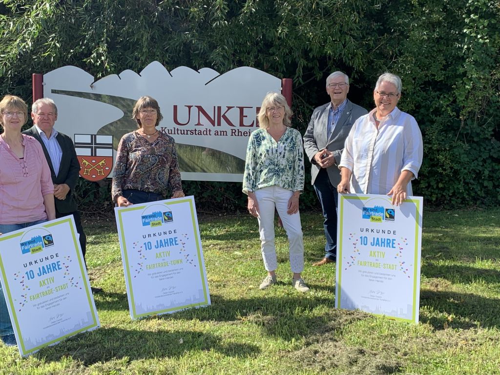 Lenkungsgruppe Fair Town mit Uta und Volker Thomalla, Gisela Menden, Manuela Thelen und Ute Bockshecker (von links). Zu 10 Jahre Fair Trade Stadt Unkel hat die Gruppe ihre Plakat-Aktion Unkel meine Stadt verwirklicht; Schirmherr ist Stadtbrgermeister Gerhard Hausen.			         Foto: Kulturstadt Unkel/Thomas Herschbach