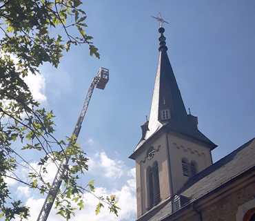 Turmfalken sorgen fr einen Einsatz der Feuerwehr Kirchen