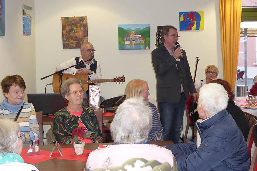 Einrichtungsleiter Sven Lefkowitz (stehend) rechts daneben Kunsttherapeutin Andrea Schiffgen, links Rainer Schiffgen, der fr den musikalischen Rahmen sorgte. Fotos: pr

