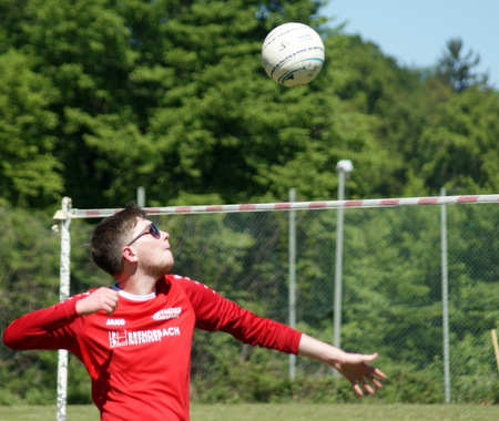 Der Start in die Feldsaison der Faustball-Verbandsliga Mittelrhein in der Mnnerklasse erfolgte in Wasenbach. (Foto: Verein) 