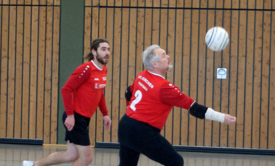 Manfredo Treskow (rechts) bereitet einen Angriff fr Stephan Streit vor. (Foto: Tobias Stinner/VfL Kirchen)