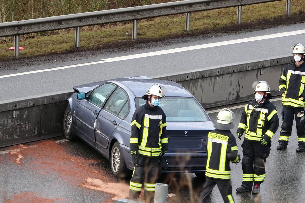 Junger BMW-Fahrer zu schnell mit Sommerreifen unterwegs