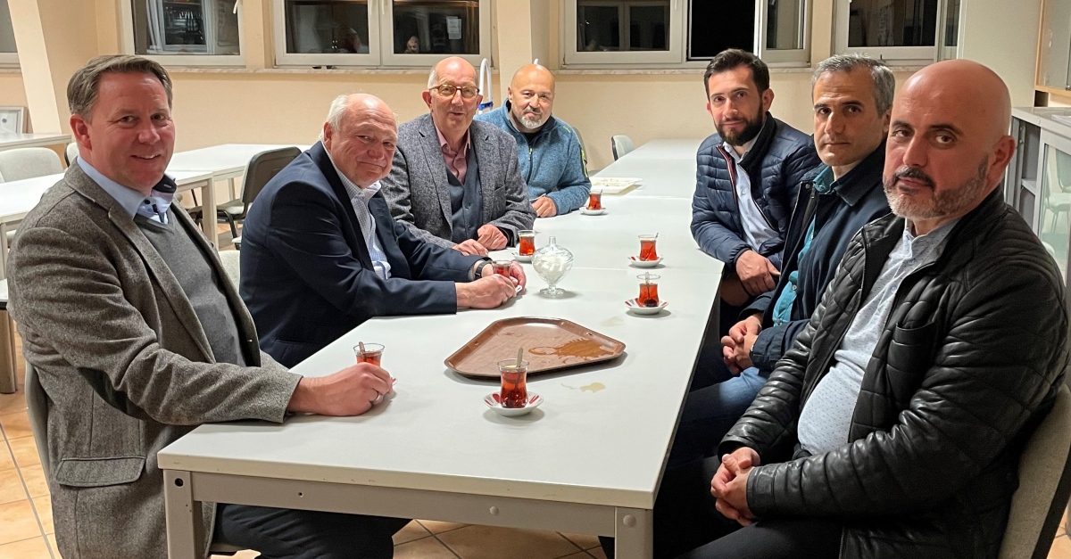 Von links vorne: Joachim Brenner, Michael Lieber und Michael Wäschenbach im Austausch mit Vertretern der Moschee-Gemeinde. (Foto: Wahlkreisbüro Wäschenbach)