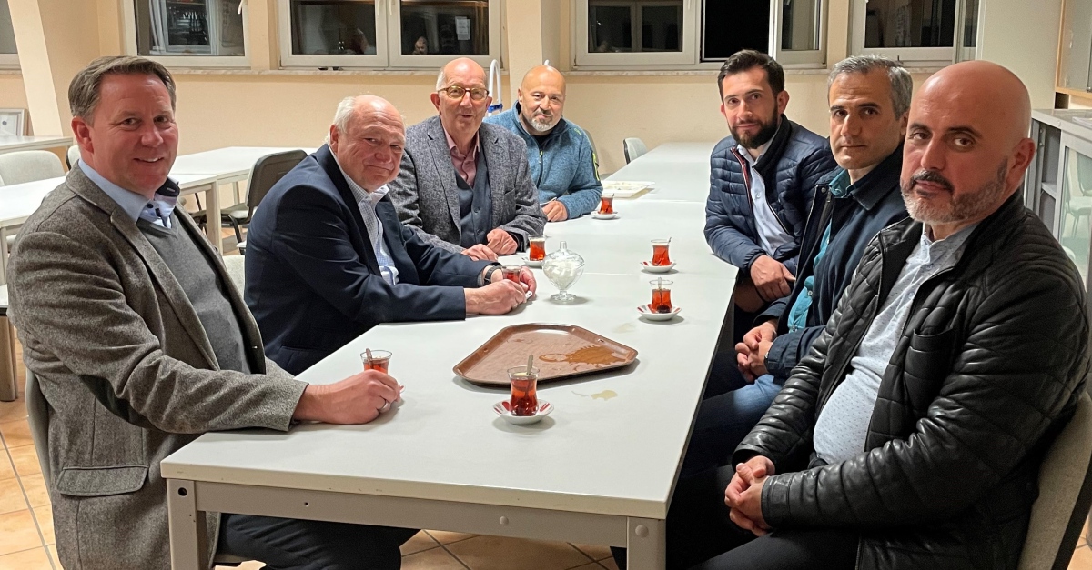 Von links vorne: Joachim Brenner, Michael Lieber und Michael Wschenbach im Austausch mit Vertretern der Moschee-Gemeinde. (Foto: Wahlkreisbro Wschenbach)