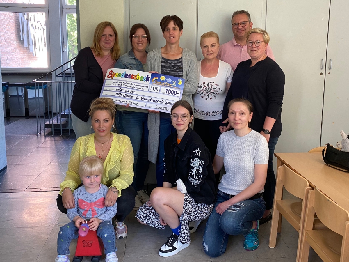 Neben Jenny Sundermann (unten links), Andrea Weller-Braun (stehend rechts) und Brgermeister Berno Neuhoff (hinten rechts) freuen sich die weiteren Mitglieder des Frdervereins der Kita St. Elisabeth und die ukrainischen Mtter aus der Betreuungsgruppe fr ukrainische Kinder. (Foto: Verwaltung) 