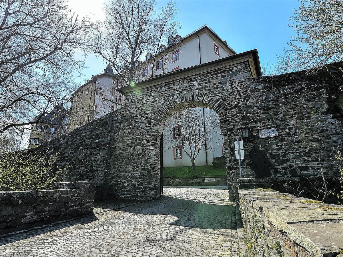 Wie viele Menschen dieses Tor wohl schon durchschritten haben, um in der Burg zu nchtigen? (Foto: MANN Naturenergie)