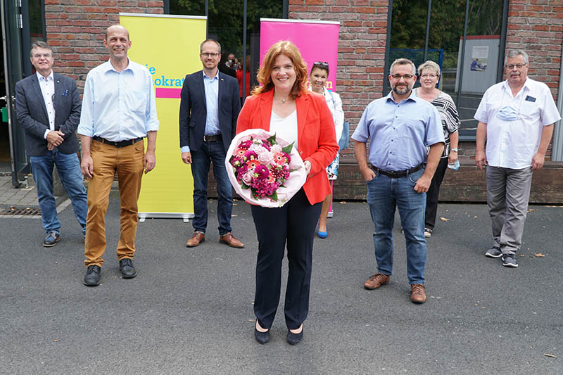 Unter den Gratulanten des Kreisverband Neuwied sind auch Alexander Buda (FDP Kreisvorsitzender), Dennis Mohr (Landtagskandidat im Wahlkreis 04) sowie Philipp Amberg (Ersatzkandidat Landtagswahl Wahlkreis 03). Foto: FDP