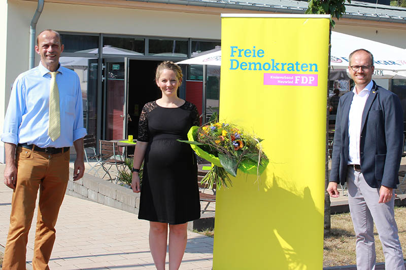 Kreisvorsitzender Buda (links) gratuliert Henning und Amberg zur Wahl. Fotos: FDP