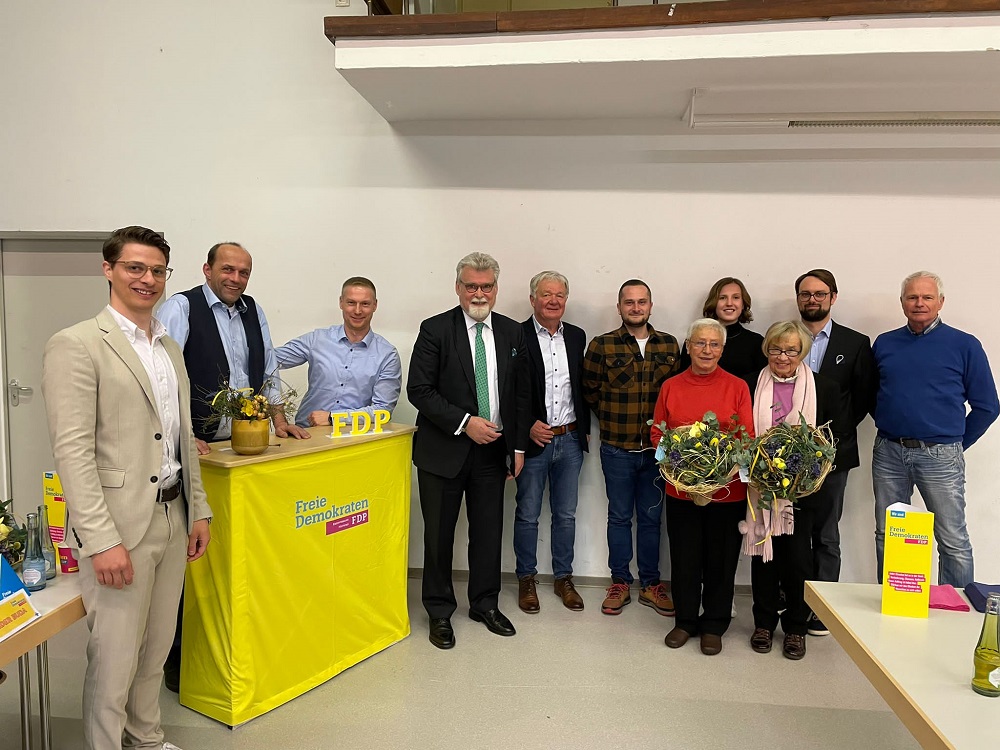 Einstimmig wiedergewhlt: Tim-Jonas Lbeth (links) bleibt weiterhin als Vorsitzender des FDP-Amtsverbands Rengsdorf-Waldbreitbach aktiv. (Foto: privat)