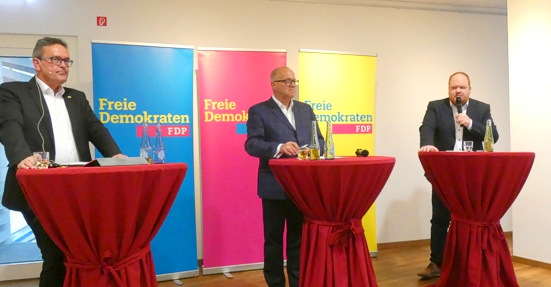 Diskutierten in Wissen: (von links) FDP-Kreisvorsitzender Christof Lautwein und die Landratskandidaten Peter Enders (CDU) und andres Hundhausen (SPD): (Foto: GRI)