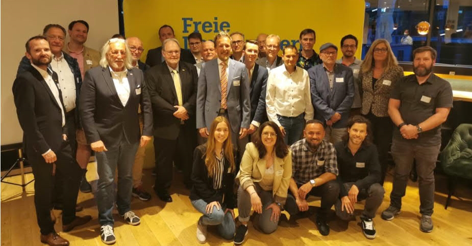 Frhliche Gesichter der Mitglieder nach dem FDP-Kreisparteitag in Montabaur. (Foto: Jana Grf)