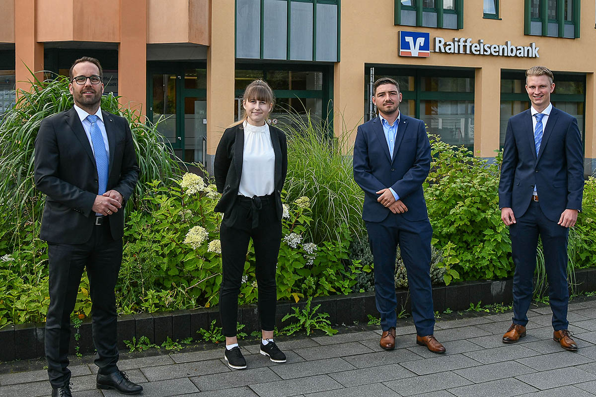 Von links: Bastian Hallerbach (Ausbildungsleiter der Raiffeisenbank), Veronika Lider, Nick Madronte und Jan Briese. Foto Bank