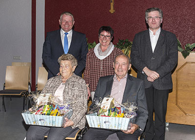 Elisabeth Hfer (87) und Hubert Schmidt (85) erhielten ein Geschenk. Foto: Ortsgemeinde