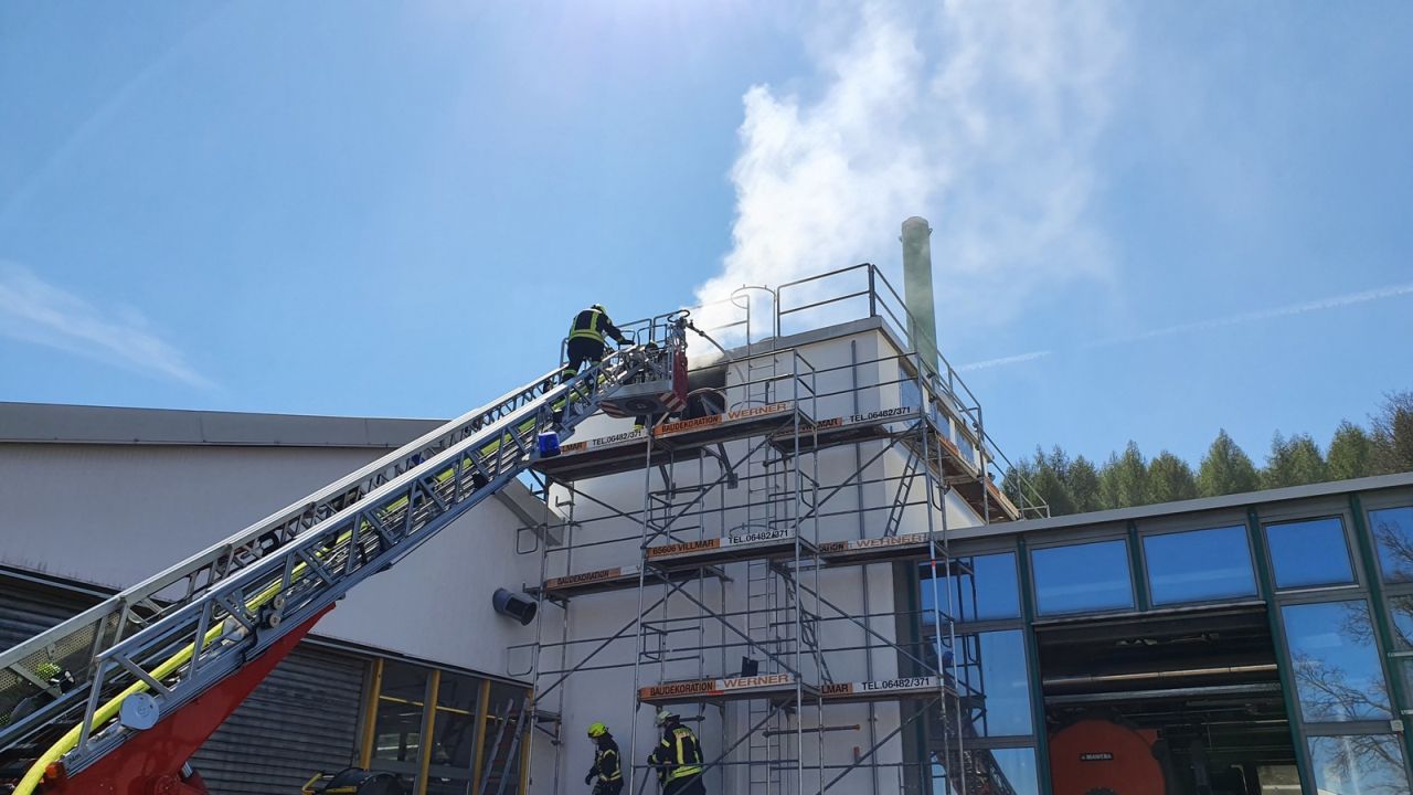 Langwieriger Feuerwehreinsatz bei Brand in Spänesilo