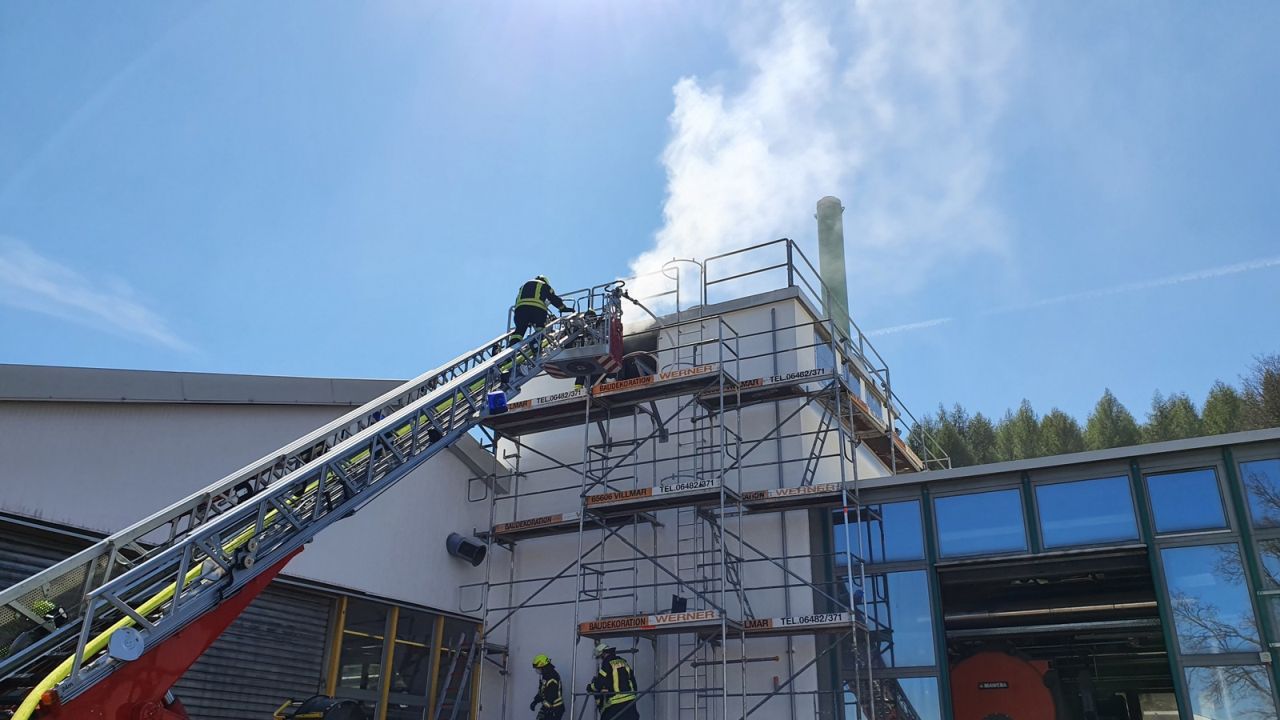 Langwieriger Feuerwehreinsatz bei Brand in Spnesilo