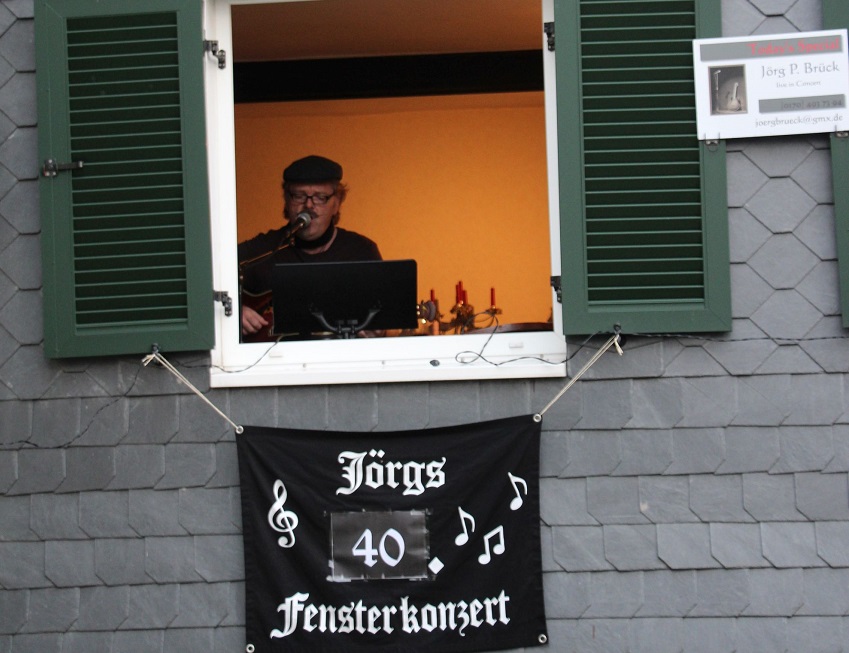 Am Sonntag gab es das 40. von Jrgs Fensterkonzerten (Foto: Verbandsgemeinde)