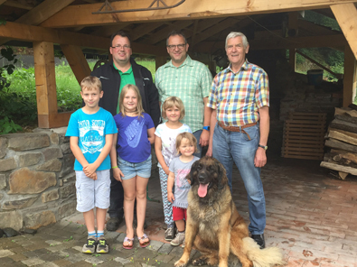 Sie trafen sich am Backes in Hof-Holpe um die Sommerspa-Aktion Sieg-Piraten zu besprechen: Landwirt Maik Euteneuer (links), Bckermeister Hubert Brendebach (rechts), Stadtbrgermeister Berno Neuhoff mit Kindern sowie Hofhund Thilda aus Hagdorn (es fehlt im Bild Wolfgang Stock). Foto: pr